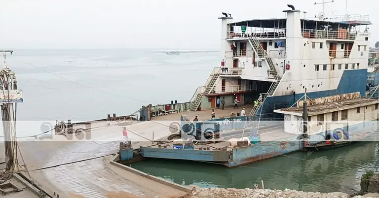 ফেরি চলাচল বন্ধ